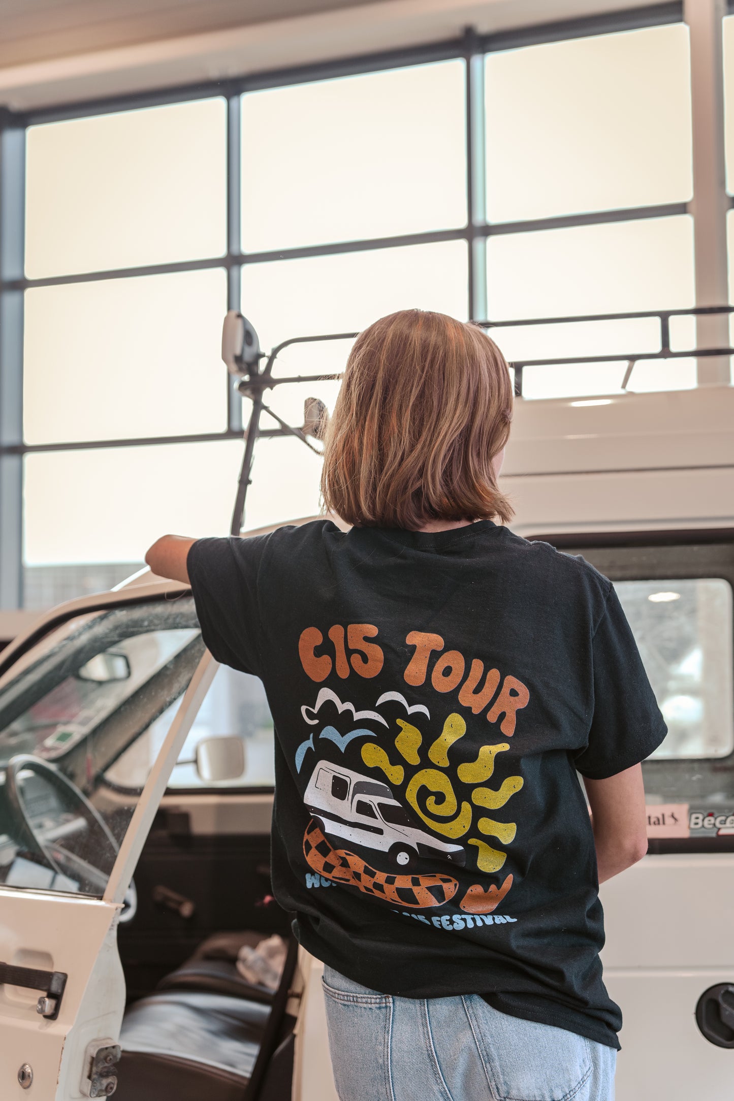 Modèles portant le T-shirt C15 Festival de l'Association C15 Tour. Cadeau mode unisexe à porter lors de concerts ou de fêtes.