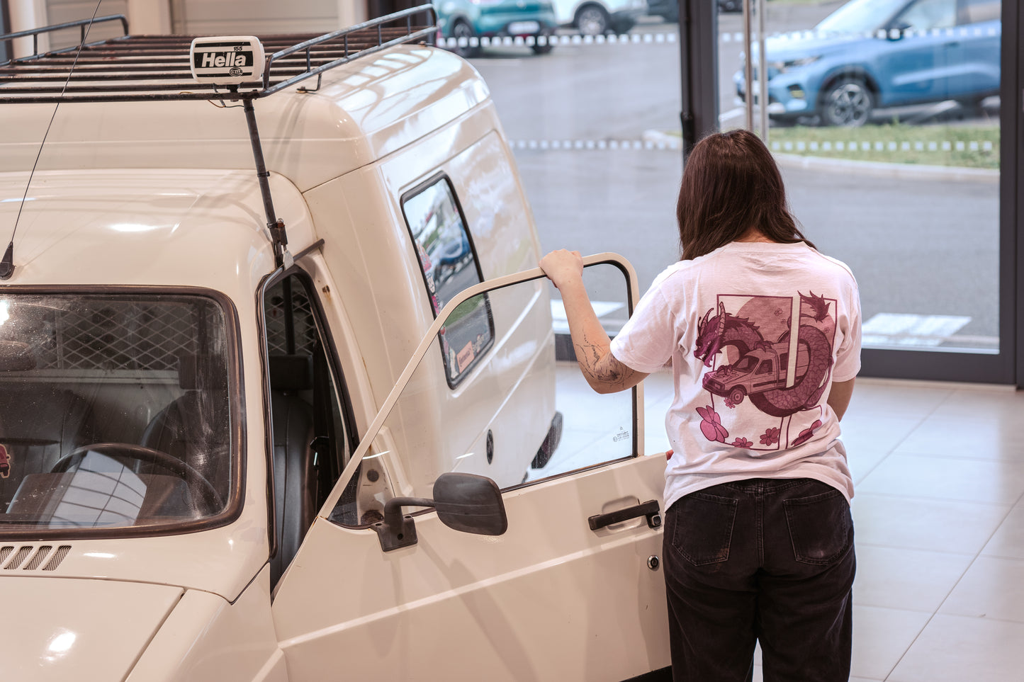 Modèle portant le T-shirt C15 Dragon. Cadeau automobile unisexe pour homme ou femme, créé par l'association C15 Tour.