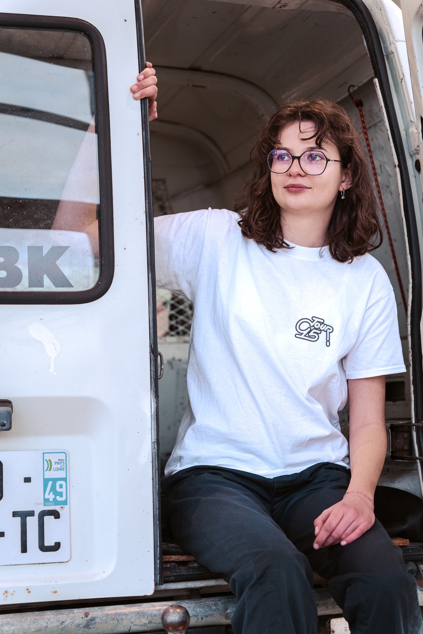 Modèle portant le T-shirt C15 Technique. Cadeau automobile unisexe pour passionné, créé par l'association C15 Tour.