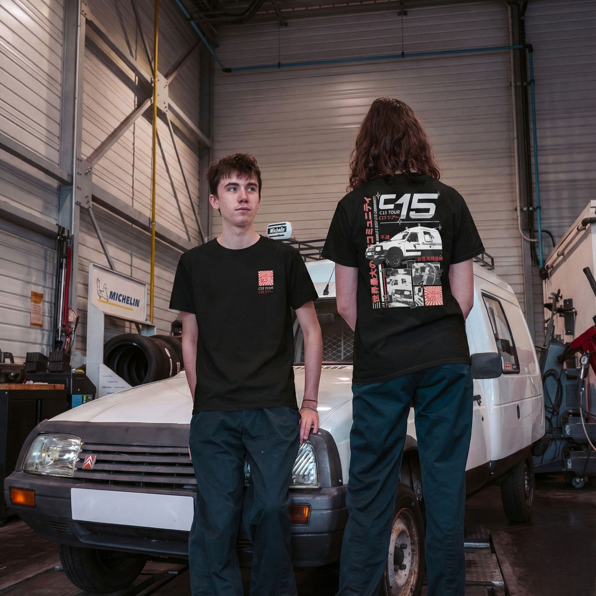 Modèle portant le T-shirt C15 Japon. Cadeau automobile unisexe pour homme ou femme, créé par l'association.